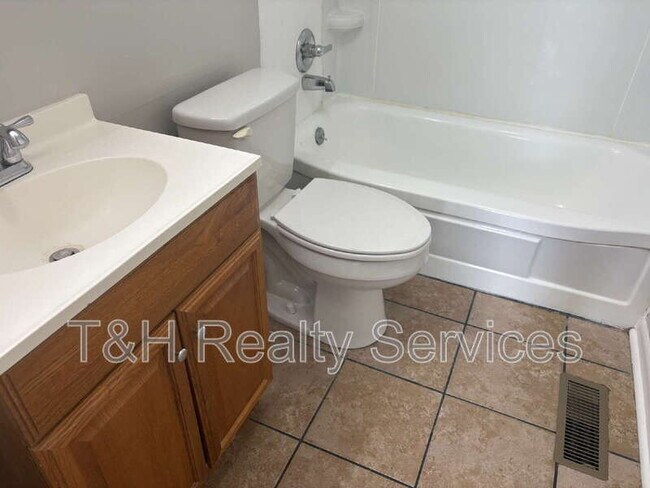 Building Photo - 636 Park Dr