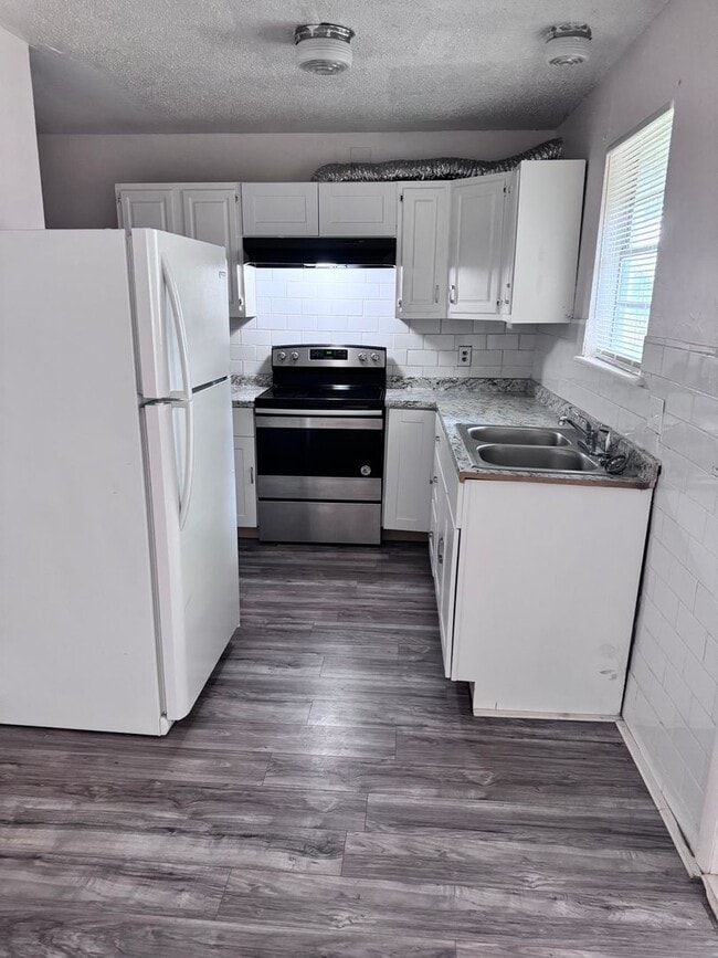 Building Photo - 2 Bedroom 1 Bath Duplex