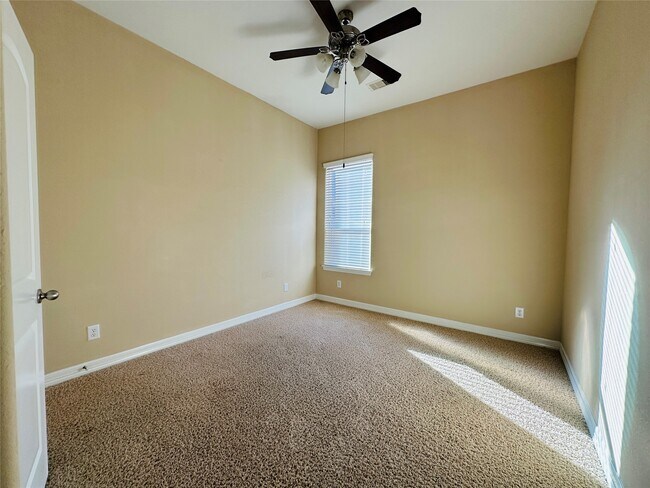 Building Photo - 21927 Field Green Dr