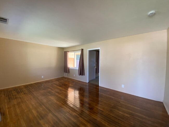 Building Photo - 1545 W Sussex Way