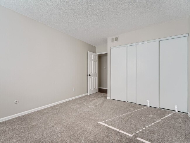Building Photo - 2 Bed, 2 Bath Condo in Aurora!