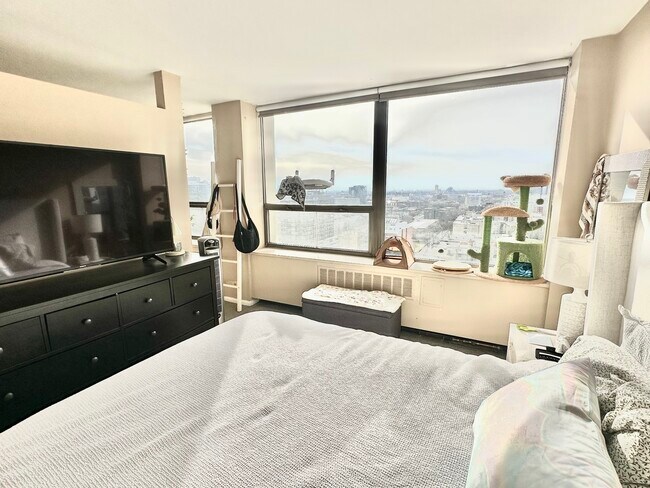 Building Photo - 1355 N Sandburg Terrace