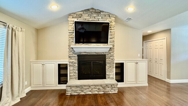 Building Photo - SINGLE STORY RESORT STYLE LIVING IN GRANIT...