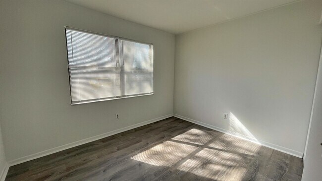Building Photo - 700 W Pope Rd