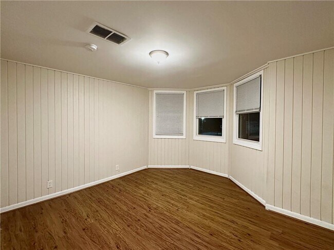 Building Photo - 800 Oakland Beach Ave