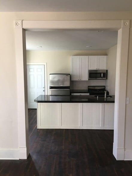 kitchen with large peninsula - 317 Laurel Street West