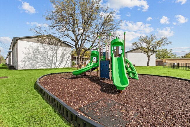 Building Photo - Your Charming 2/1 Apartment in Waxahachie ...