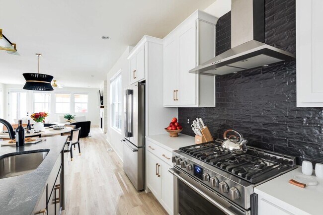 Building Photo - Fully Furnished - Designer Home (Flexible Lease Options)