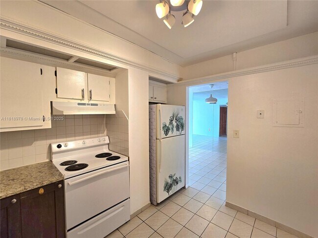 Building Photo - 2500 NE 135th St