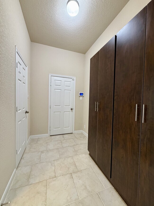 Building Photo - 646 Ridge Lawn Dr