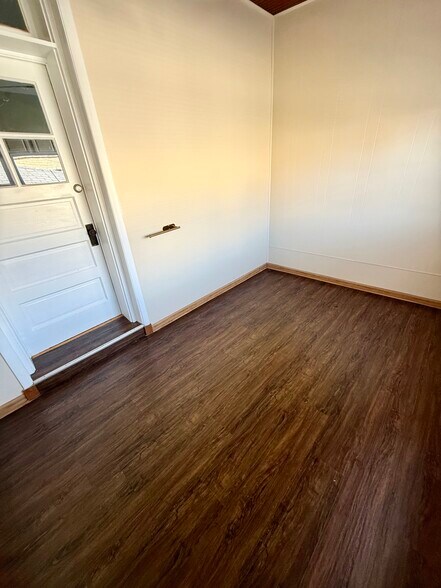 Enclosed porch - 5336 W Dakin St