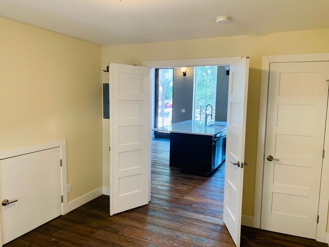 Building Photo - Stunning Luxury Home in Sunnyside