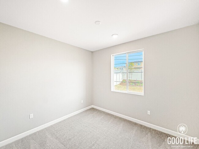 Building Photo - Never-Lived-In Modern 5BR Home with Private Backyard