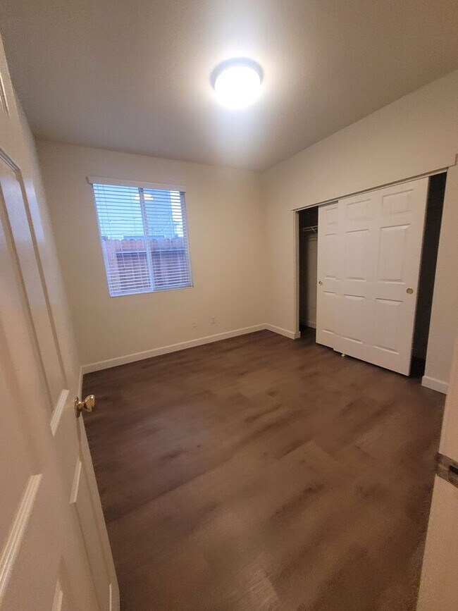 Building Photo - Beautiful Natomas area home on corner lot