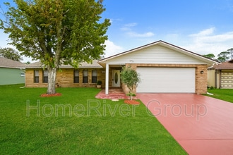 Building Photo - 2811 Queen Palm Dr