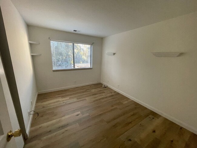 Building Photo - Beautifully Updated 3-Bedroom Condo in Pri...