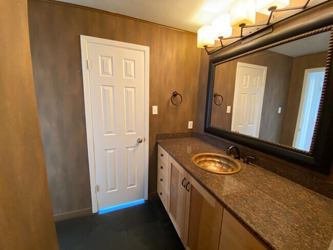 Building Photo - UT PRE-LEASE: 2 BR / 1 BA West Campus Condo - Walk to UT - Private Balcony - W/D