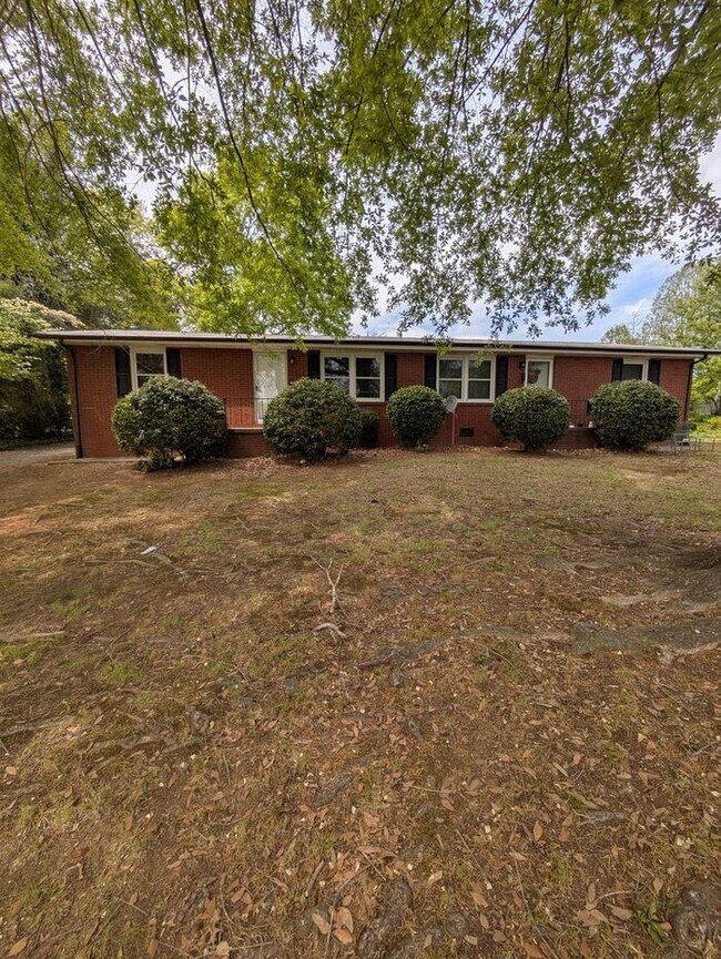 Building Photo - Recently Renovated 2BD/1BA Duplex in Hickory!