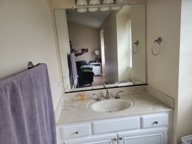 Building Photo - 4 bedrooms