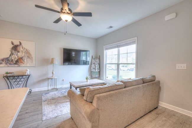 Building Photo - Like-New Modern Townhome Near Dining, Shopping, Trails & Old Hickory Lake