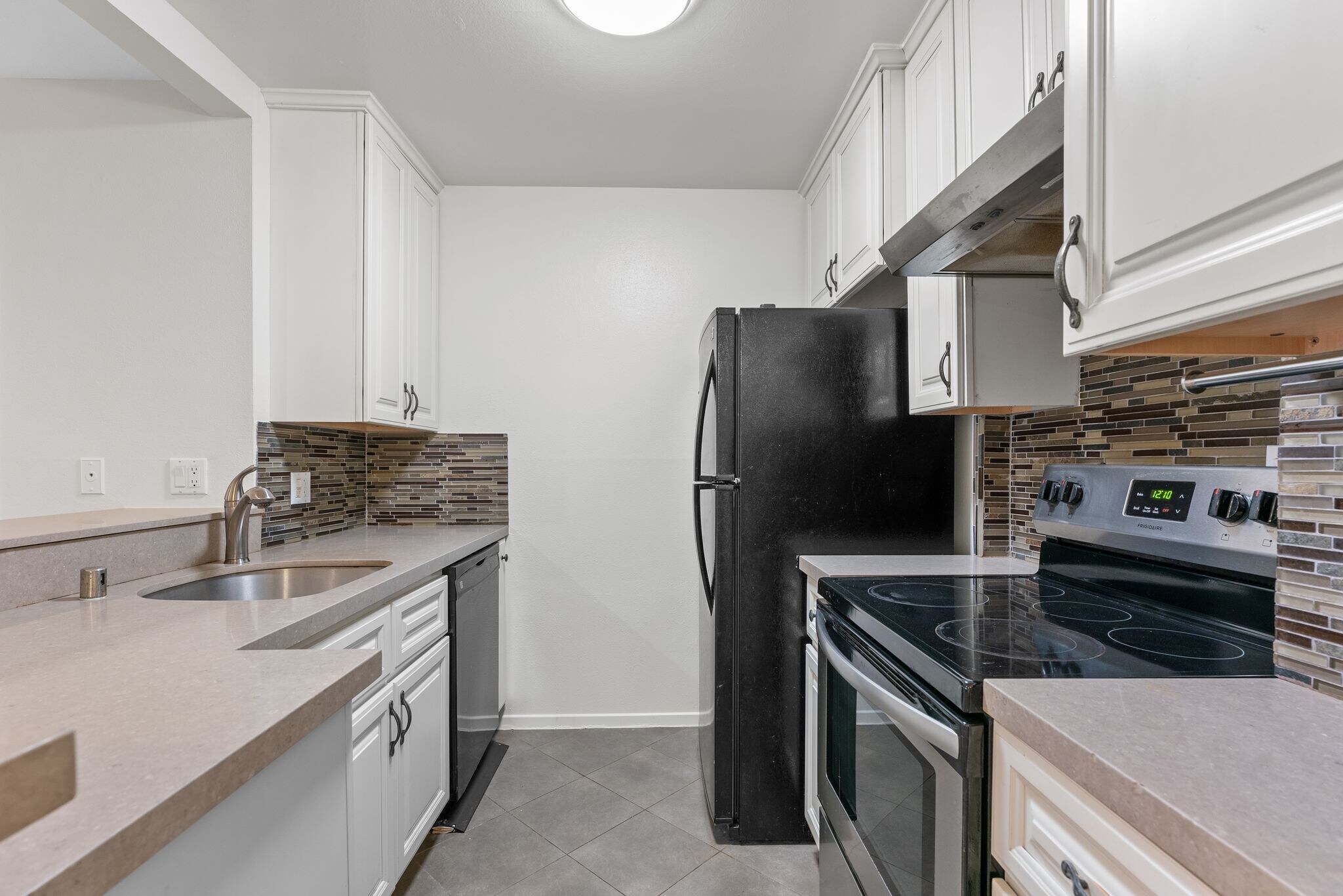 Building Photo - 8650 Gulana Ave