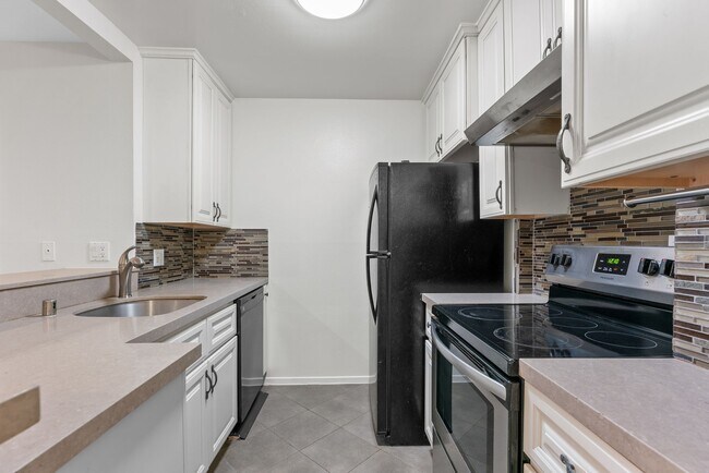 Building Photo - 8650 Gulana Ave