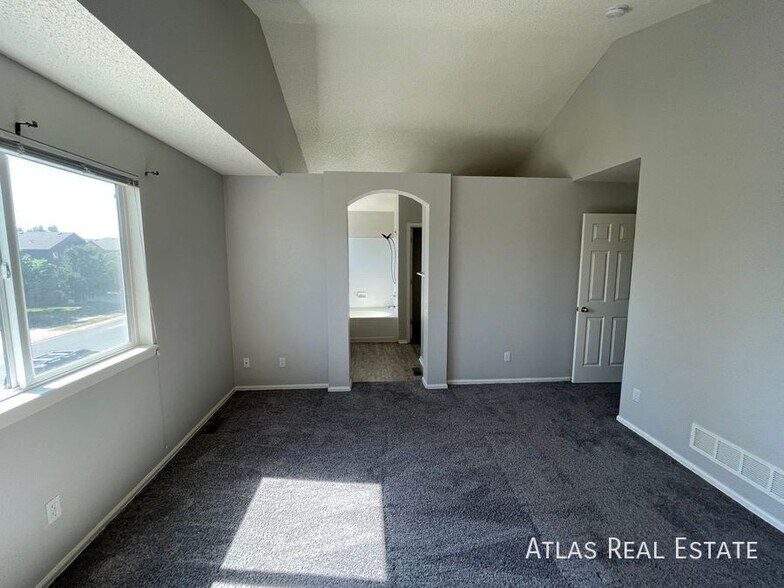 Building Photo - 5045 Sweetgrass Ln