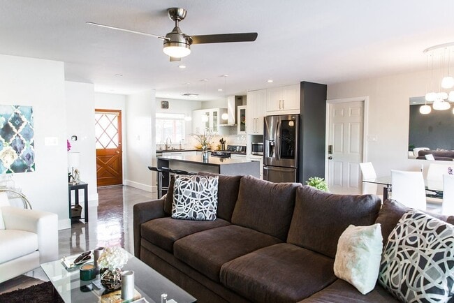 Building Photo - Gorgeous Fully Furnished 3 Bd 2 Bath Vacat...