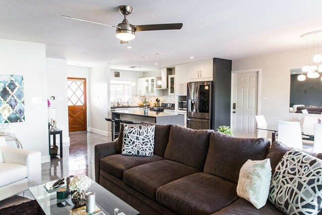 Building Photo - Gorgeous Fully Furnished 3 Bd 2 Bath Vacation Home!