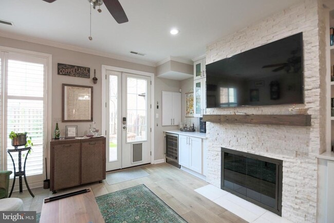 Building Photo - 332 S Alfred St