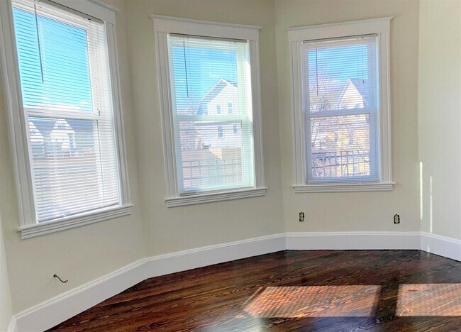 Building Photo - 98 Bristol Rd