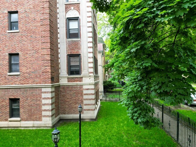 Building Photo - 6443 N Hamilton Ave