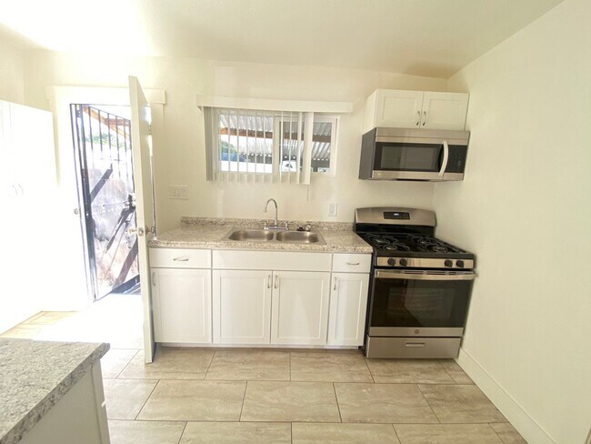 Building Photo - 132-134 West Valencia Dr