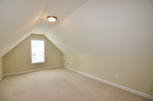 Building Photo - Great 3 bed + bonus house in Aberdeen