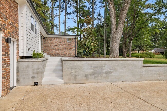 Building Photo - Completely renovated ranch 4BR/4BA ranch h...