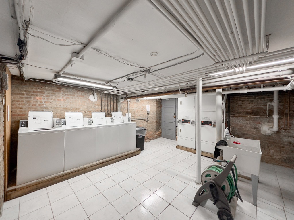 Building Photo - 2310 W Wilson Ave