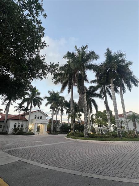 Building Photo - 903 Villa Cir