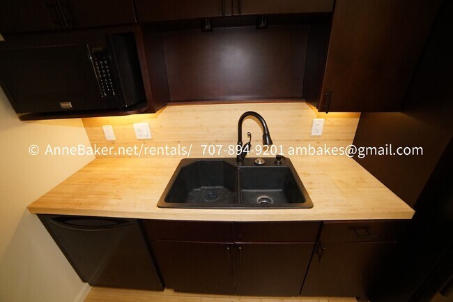 Building Photo - Downtown - PGE and Water/Sewer Included in the rent