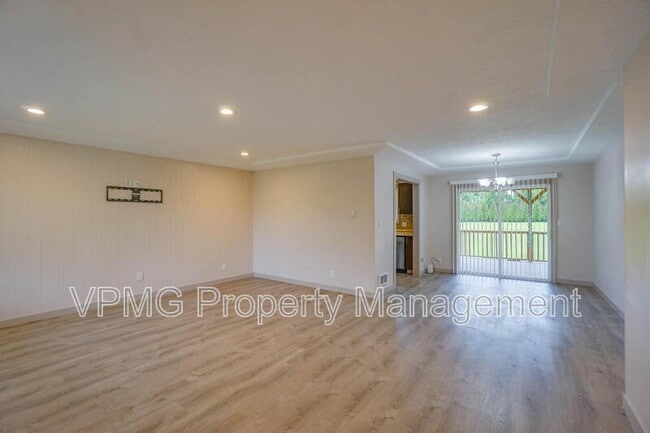 Building Photo - 5404 NE 45th St