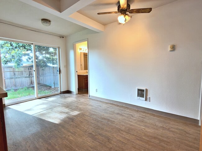Building Photo - 905 NE 94th Ave