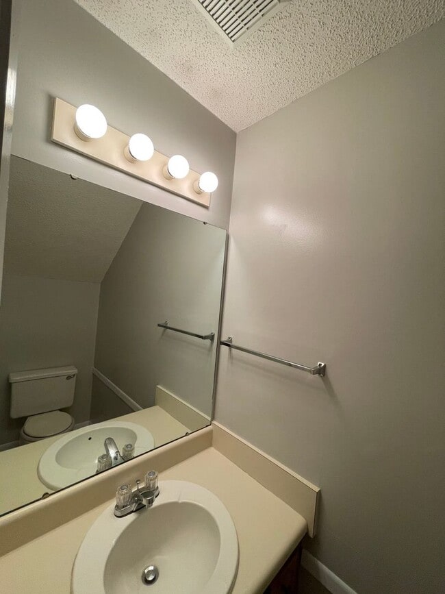 Building Photo - 214 Candlebrook Dr