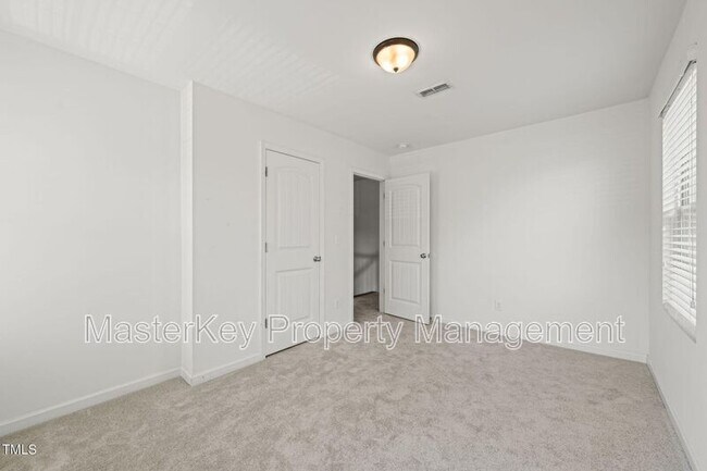 Building Photo - 120 Holly Berry Ln
