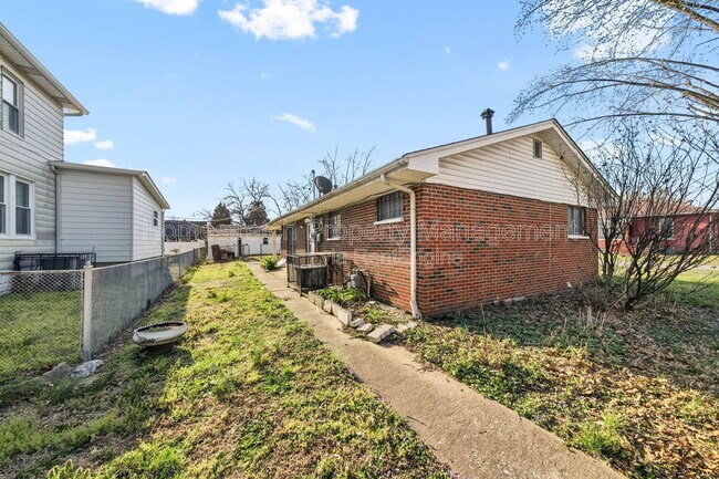 Building Photo - 2301 Belleview Ave