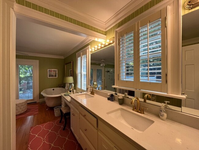 Building Photo - Incredible 5BD, 4.5BA House in Downtown Ra...