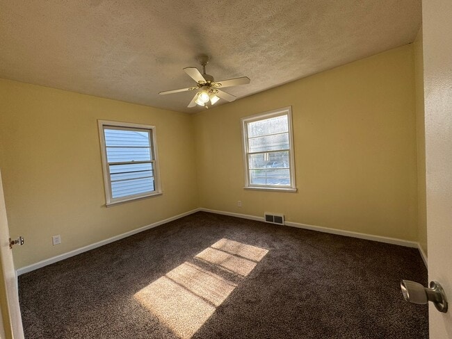 Building Photo - Hard to Find 3 Bedroom