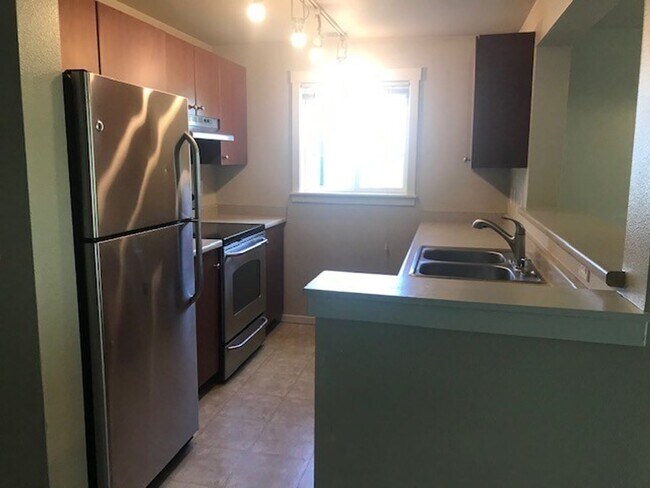 Building Photo - $2500-3Beds 2BA W/D 2 reserved parking, po...