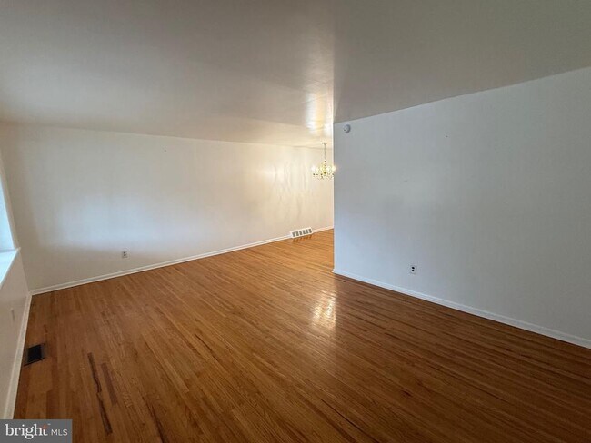 Building Photo - 8835 Roosevelt Blvd