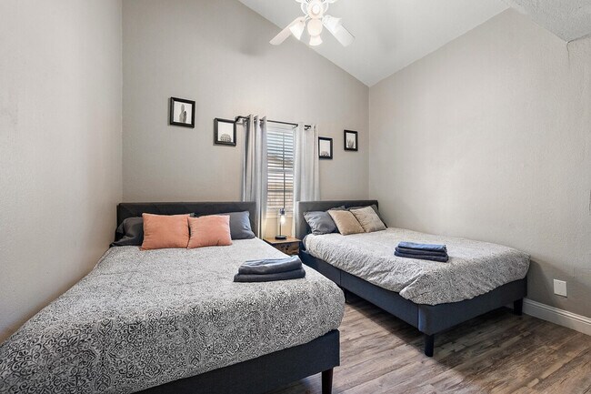 Building Photo - 4332 E Cherokee St