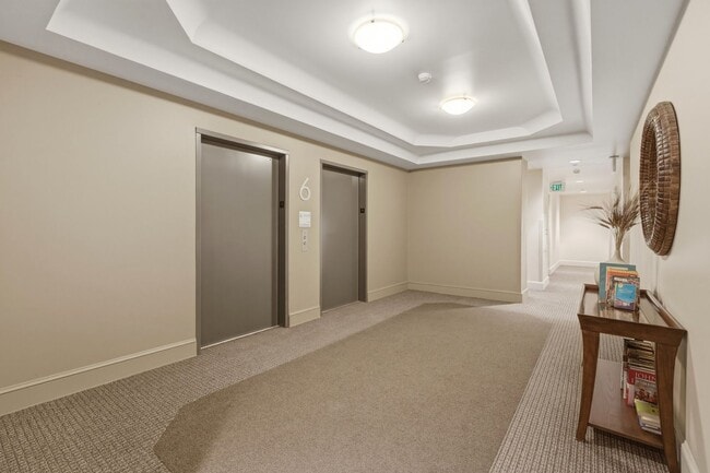 Building Photo - 2-bed, 2-bath condo in secure building with private laundry and city views