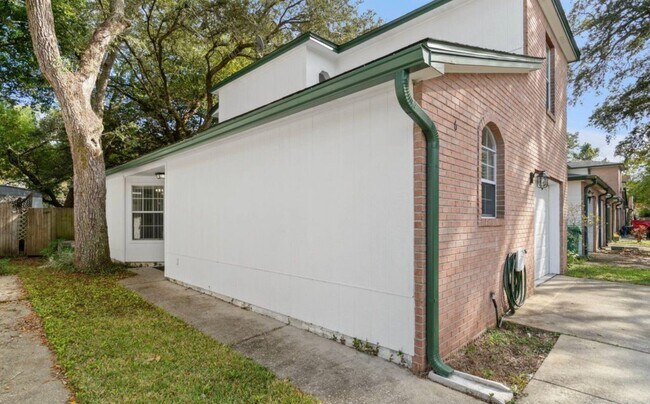 Building Photo - 1810 Hurlburt Rd